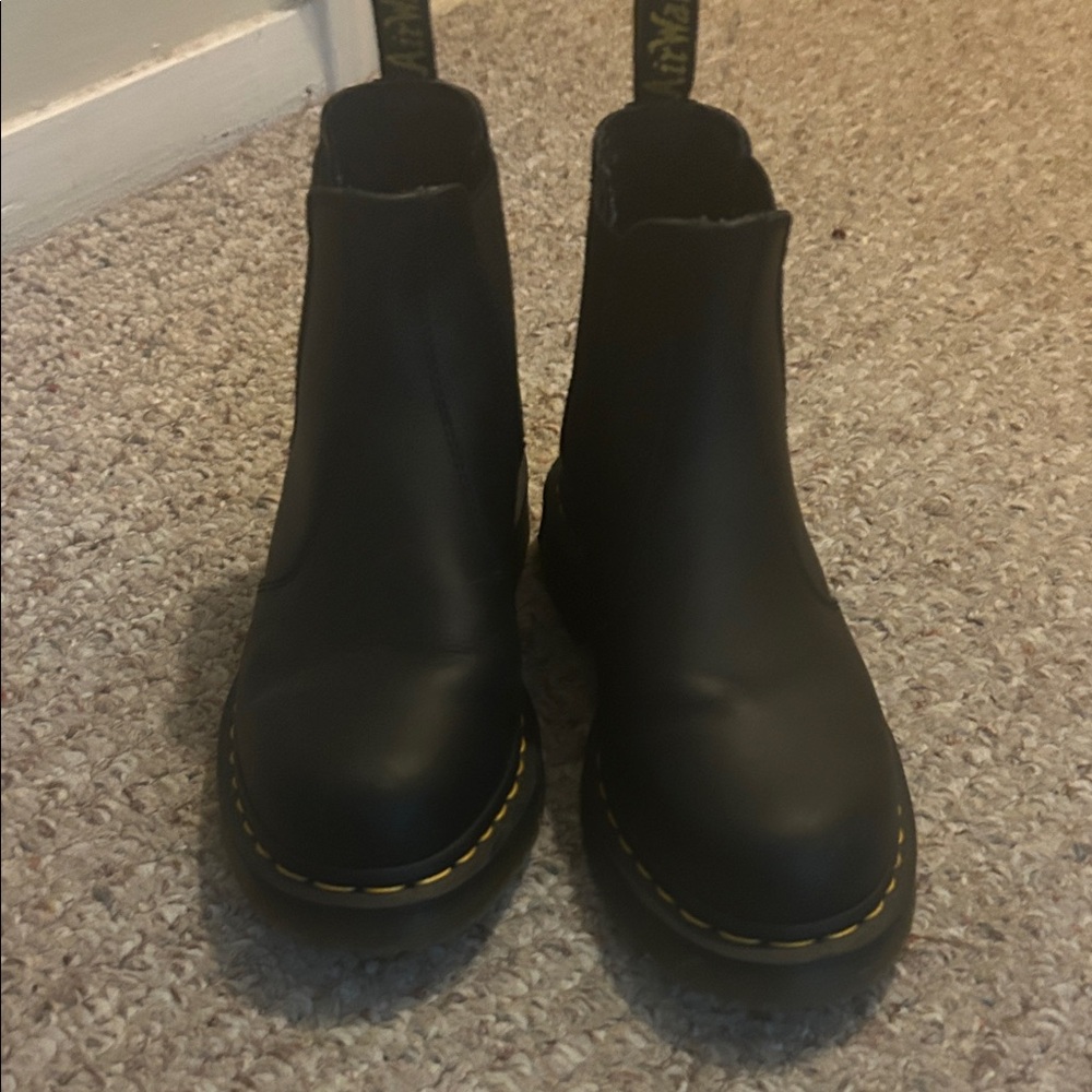 Dr. Martens 2976 Women’s Chelsea Boot - Black Smooth -size 7 - EUC/like new